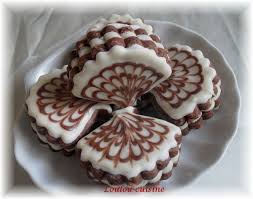 Coquillages Marbres Aux 2 Chocolats Avec Emporte Piece Coquille St Jacques Gourmandises Orientales Middle Eastern Desserts Chocolate Desserts East Dessert
