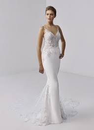 Das hochzeitskleid macht aus einer frau eine braut. Weisses Brautkleid Im Fishtail Schnitt Mit Spitzenschleppe Von Etoile