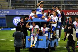 Universidad católica igualó sin goles con unión la calera y a falta de una fecha se coronó campeón del campeonato plan vital 2020, logrando también un. La Copa Se Quedo En El Cerro Las Postales Del Festejo De Universidad Catolica Como Tricampeon Del Futbol Chileno La Copa Se Quedo En El Cerro Las Postales Del Festejo De