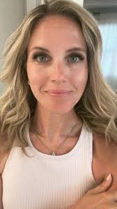 The holidays are coming and you want to put your best face forward! No  doubt things are gonna get busy, so you want your make up routine as short  as possible! 🙌 .