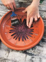 Material Beton In Form Bringen Giessformen Fur Beton Zement Basteleien Beton Vogelbad