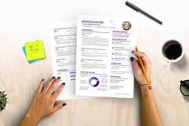 Agar terlihat lebih menarik, kita bisa memanfaatkan berbagai situs pembuat cv dengan template desain yang menarik, seperti canva, cv maker, visualcv, dan masih banyak lagi. Begini Contoh Cv Bahasa Inggris Yang Bisa Dilirik Pewawancara