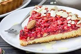 Crumble Aux Fruits Rouges A La Frangipane Recette Recette Tarte Dessert Gourmand Specialite Lyonnaise