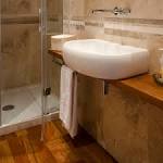 Bagno in travertino simil legno Pietre di Rapolano
