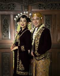 Nah kalau pakaian adat sunda pria tadi memakai jam berantai, kalau untuk wanita memakai peniti rantai. 5 Baju Adat Pengantin Jawa Barat Sering Jalan