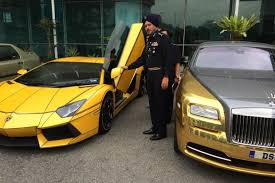 Kereta terbaru lamborghini itu menggunakan enjin 5.2 liter v10 dan beratnya kurang satu tan. Polis Sita Lamborghini Dan Rolls Royce Emas Milik Datuk Seri Mekanika
