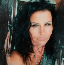 Fettine di carne tenerissime in padella Ingredienti per 4 persone 8 fettine  di girello di bovino 1 ciuffo di prezzemolo 4-5 cucchiai di olio evo 1  spicchio d'aglio Sale q.b.