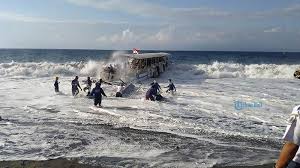 Apabila anda bermimpi tentang tsunami maka hal ini memiliki arti tentang kekuatan yang besar yang akan datang. Arti Mimpi Melihat Ombak Besar Ada Sesuatu Yang Luar Biasa Baik Hingga Buruk Tribun Bali