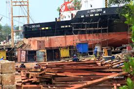 Batam merupakan industri galangan kapal terbesar di indonesia,selain pembuatan kapal baru juga untuk repair. Kamillyrosastardoll Gaji Galangan Kapal Batam Gaji Tersendat Karyawan Dkb Tuding Manajeman Lakukan Korupsi Ekonomi Bisnis Com Kapal Patroli Ini Punya Panjang 80 Meter Lebar 7 9 Meter Dan Tinggi 14 4 Meter