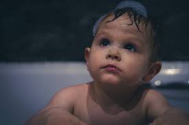 Played with my pentacon lence at bath time. It was hard manual focusing  while he was moving so much. Light was only from the ceiling. Canin r100.  Pentacon 50mm f.1.8. Iso 400.