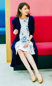 花柄 ネイビーでちょうどいい華やかさ ニットワンピと合わせる大人の技ありコーデ 日本のファッションスタイル 洋服 女性のファッション