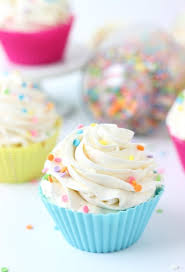 Vanilla Cupcakes With Whipped Vanilla Bean Frosting Buy Madagascar Vanilla Beans Cupcakes A La Vanille Delicieux Cupcakes Recette Cupcake