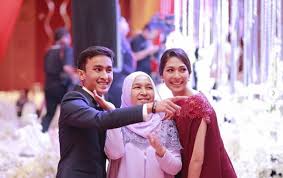 Ramai juga kenalan selebriti elfira yang turut hadir untuk meraikan majlisnya itu termasuk rakan karibnya, randy pangalila. Wow Here S The Next Kahwin Kakak Dah Selesai Doa Netizen Pula Buat Ezzrin Loy Yang Kini Sakan Bercinta Dengan Model Berita Steady