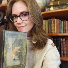 I am in awe. Thank you to @scribnerbooks for sharing 𝑷𝑰𝑵𝑲 𝑺𝑳𝑰𝑴𝑬  𝒃𝒚 𝑭𝒆𝒓𝒏𝒂𝒏𝒅𝒂 𝑻𝒓í𝒂𝒔 & 𝒕𝒓𝒂𝒏𝒔𝒍𝒂𝒕𝒆𝒅 𝒃𝒚 𝑯𝒆𝒂𝒕𝒉𝒆𝒓  𝑪𝒍𝒆𝒂𝒓𝒚 which is out in paperback this week. If the title isn't enough