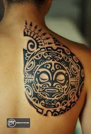 Hình xăm này còn thể hiện ý nghĩa tôn giáo, niềm tin và sự tôn trọng đối với mọi người. Top Hinh XÄƒm Maori Cá»±c Ä'áº¹p á»Ÿ Chan Va Canh Tay Tattoos Polynesian Tattoo Hawaiian Flower Tattoos