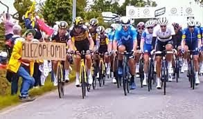 Richard carapaz, antes de la salida de la segunda etapa del tour de francia. Ywlw3ulpjohc M