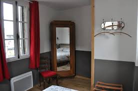 Ce petit village de la drôme a la particularité d'être la commune la moins peuplée de france. La Plus Petite Maison De France Reviews Facebook