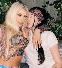 Tana Mongeau revoluciona las elecciones de EE.UU. con sus nalgas: cambia  nudes por votos contra Trump | Marca