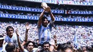 In 1984, maradona played a fundraising match in one of the poorest suburbs of naples to aid a sick child in need of an expensive operation. Nachruf Auf Diego Maradona Der Ewige Goldjunge Sportbuzzer De