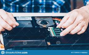 Las computadoras forman parte de la vida de todas las personas del mundo, incluso en aquellas que no las en este post, destacamos los 10 principales tipos de computadoras, sus características y. Tecnico De Piezas Desmontadas De Taller De Reparacion De Computadoras Imagen De Archivo Imagen De Mantenimiento Hombre 171954161