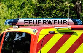 Großeinsatz für die Feuerwehr in Regensburg: Brand in einem Schrotthandel