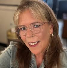 What does a kitchen with lighter upper and darker lower cabinets look like?