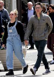 Florence pugh and zach braff had been dating for over a year now secretly. Florence Pugh Is Dating That Tool Zach Braff Movie Awards Redux