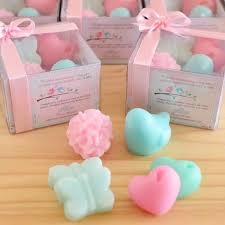 Decorar la casa para ese día tan especial es algo obligado, por eso aunque sea un tópico, los colores en la decoración son muy importantes, en este caso podemos ver una clara decoración para una fiesta baby shower para una niña, con mezcla de. Souvenirs Para Baby Shower 33 Ideas De Regalitos Super Lindos Para Una Celebracion Unica