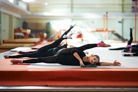 Senam irama yang berasal dari seni tari mengutamakan keindahan gerak dan keserasian antara gerakan dengan irama, yang dalam gerakkan tersebut mengandung cerita. 4 Manfaat Senam Irama Yang Memadukan Seni Dan Olahraga