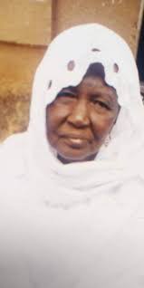 Mossi kolon, le vieux handicapé moteur qui fabriquait des objets d'art à  base d'argiles et qui marquait sa présence dans les carrefours par les  couleurs nationales. Paix à son âme