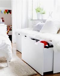 Nahaufnahme Von Stuva Banktruhen In Weiss Weiss Mit Schaffell Und Kissen Darauf Banktruhen Darauf K Storage Bench Seating Bedroom Storage Bench With Storage