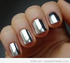 Las uñas pintadas de color negro representan a una mujer elegante y sensual. Unas Plateadas Haz Tus Unas Verdaderamente Resplandecientes Unas Pintadas