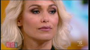 Sonia bruganelli, moglie di paolo bonolis, in rete viene continuamente attaccata per il «lusso sonia, oggi a capo di una società di casting e produzioni tv, e mamma di tre (davide, silvia e adele). La Moglie Di Paolo Bonolis Sonia Bruganelli E La Malattia Della Figlia Silvia