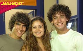 Malhação realmente abriu as portas para o reinado de caio castro na rede globo, só em malhação ele participou de três temporadas, após sua participação em malhação o ator conquistou muitos fãs. Rafael Almeida Relembra Malhacao Com Sophie Caio Castro E Sophia Abrahao Quem Quem News
