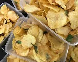 Keripik adalah salah satu panganan merakyat yang ada di indonesia. Resep Keripik Kentang Telur Asin Rumahan Lumbung Resep