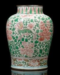 Vase Balustre Decore En Emaux Wucai De Trois Kilins Sur Fond De Fleurs Xviieme Siecle Periode Transition Vers 16 Chinese Pottery Porcelain Art Chinese Ceramics