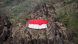 Pengibaran bendera merah putih 17 agustus 2020 lereng gunung merbabu, di dusun selo, kecamatan batur, kelurahan getasan, kabupaten semarang. Meski Pandemi 10 Ribu Pendaki Peringati Hut Ri Di Gunung Bawakaraeng