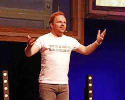 Abgefilmte bühnenprogrammme des comedians ralf schmitz mit seinen soloauftritten in werken wie „schmitzophrenie oder „aus dem häuschen. Comedian Ralf Schmitz Brilliert In Der Arena Trier