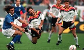 In italien führen in jüngster zeit verschiedenste verstöße gegen die öffentliche ordnung zu teilweise empfindlichen geldstrafen und verweisen, verbote sollten entsprechend respektiert werden. Deutschland Italien Knackige Duelle Sport Bilderstrecken Mittelbayerische