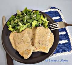 Ce poate fi mai delicios decat niste cotlete in sos gros de smantana, usor picant si aromat, alaturi de o salata de sezon? Cotlet De Porc In Sos Alb Picant Si Cremos Lecturi Si Arome