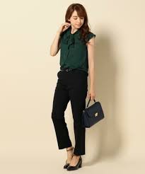 上品でフェミニン 大人女性にぴったりのボウタイブラウスコーデ集 folk グリーン ブラウス フェミニン ファッション