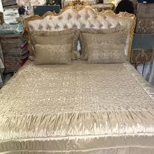 Dantel Masa Ortusunu Cok Sik Bir Yatak Ortusune Donusturduk Elinizde Ki Eski El Islerini Kullanisli Hale Bed Sheet Painting Design Bed Pillows Bedsheets Ideas