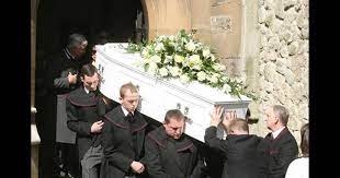 La parola italiana libro deriva dal latino liber.il vocabolo originariamente significava anche corteccia, ma visto che era un materiale usato per scrivere testi (in libro scribuntur litterae, plauto), in seguito per estensione la parola ha assunto il significato di opera letteraria. Le Cercueil Tout Blanc De Jade Goody Qui Sort De L Eglise Avant De Rejoindre Le Petit Cimetiere Purepeople