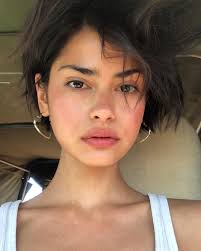 These short celebrity hairstyles are stunning, and some could even be done from the comfort (and safety) of your own home. Pin On Hannah Kleit