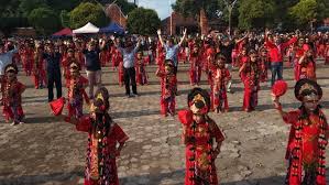Tari topeng klono tunjung seto ditampilkan sebagai tarian pembuka karena tarian ini bermakna menuju kehidupan. 400 Penari Topeng Kelana Merahputih