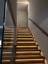 Spannende Lichtakzente Im Treppenhaus Ein Tolles Beispiel Wie Man Led Leuchten Auf Eine Innovative Art Und W Treppenbeleuchtung Treppenhaus Beleuchtung Treppe