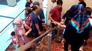 Mall bandung yang berlantai 4 ini di dalamnya diisi tenant atau vendor perusahaan besar baik skala nasional maupun internasional, mulai dari pusat selain itu, sebagian besar pengunjung yang datang ke bandung trade centre ini adalah mereka yang yang datang berwisata belanja fashion terbaru. Bandung Trade Center Btc Fashion Mall