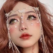 Lindy Tran's Instagram, Twitter & Facebook