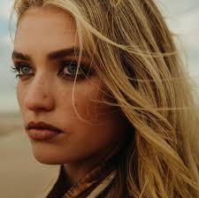 RILEY @riley_stewart024 windswept desert muse ✨