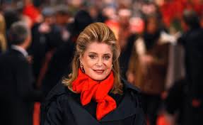 Frisur hochgesteckt blondine mit blauen augen gesicht 50ies fashion 70s haar französische schauspieler frisur inspirationen blondinen. Catherine Deneuve Starportrat News Bilder Gala De